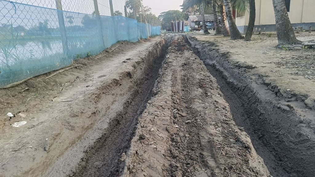 ত্রিশালের দুর্গাপুর-কুরুয়াগাছা: রাস্তা যেন মৃত্যুর ফাঁদ