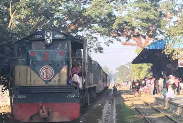দীর্ঘদিনেও চালু হয়নি ময়মনসিংহ-মোহনগঞ্জ লোকাল ট্রেন, দুর্ভোগে যাত্রীরা