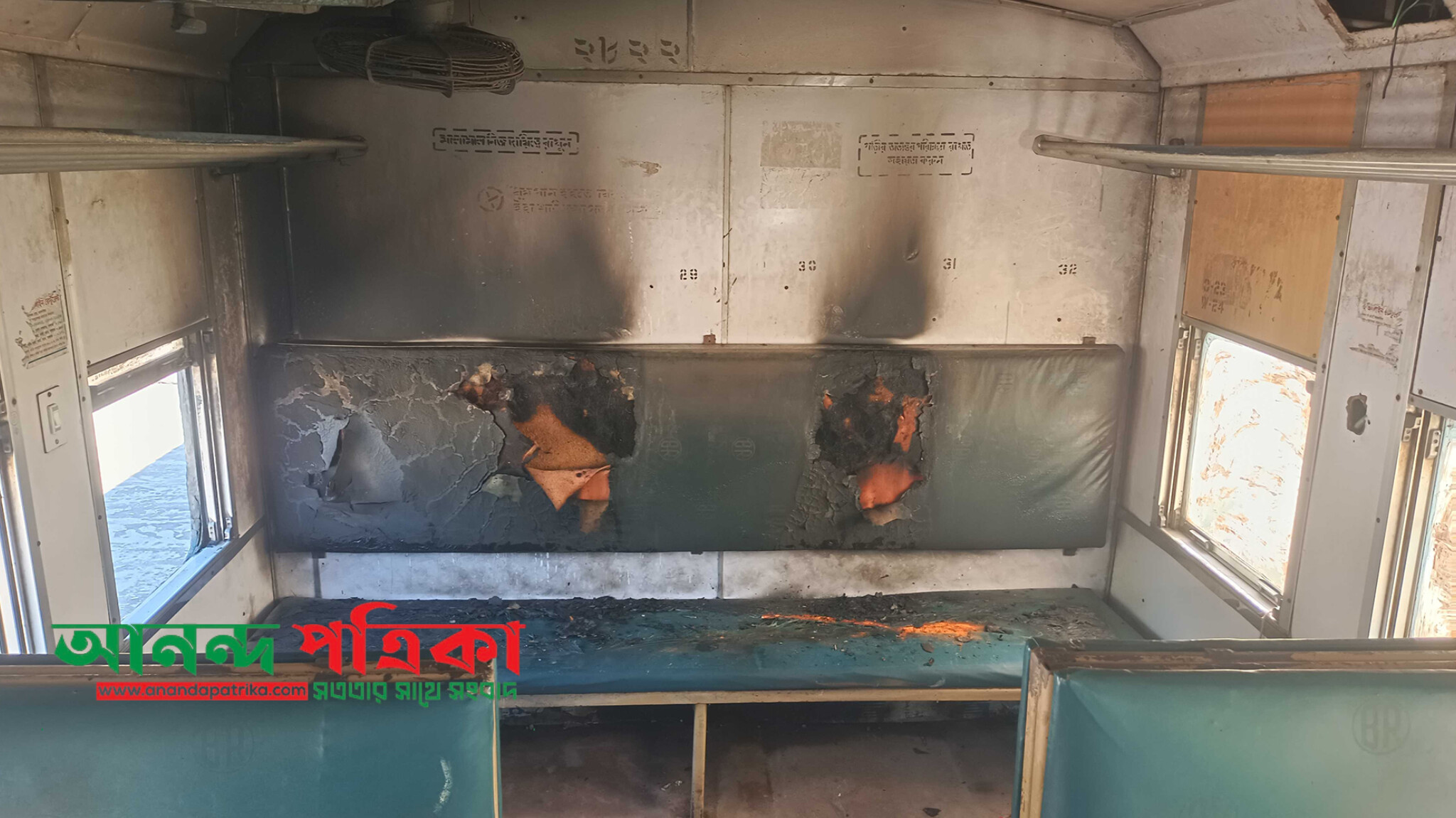 নাশকতার উদ্দ্যেশ্যে ট্রেনে দুর্বৃত্তদের আগুন, রক্ষা পেল যাত্রীরা