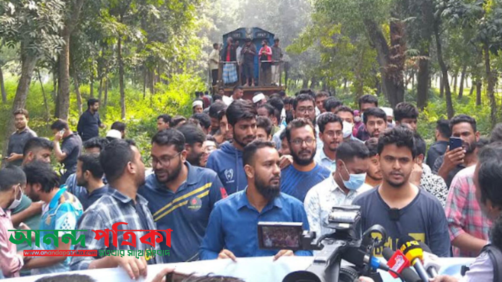 রেললাইন অবরোধ করে আন্দোলন, ৬ ঘণ্টার ধরে বন্ধ ট্রেন চলাচল, ভোগান্তিতে যাত্রীরা