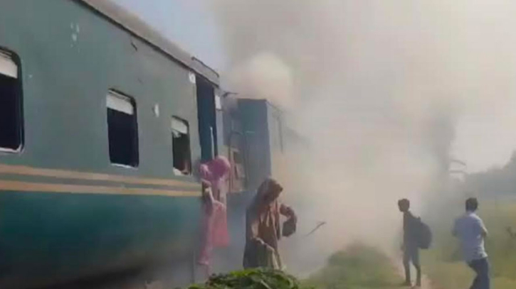 যান্ত্রিক ত্রুটির কারণে ময়মনসিংহে ট্রেনে আগুন