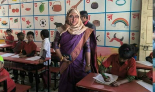 ‘পরীক্ষা থামবে না’—মাঠে নেমে প্রাথমিক শিক্ষার্থীদের পরীক্ষা নিলেন ইউএনও সানজিদা