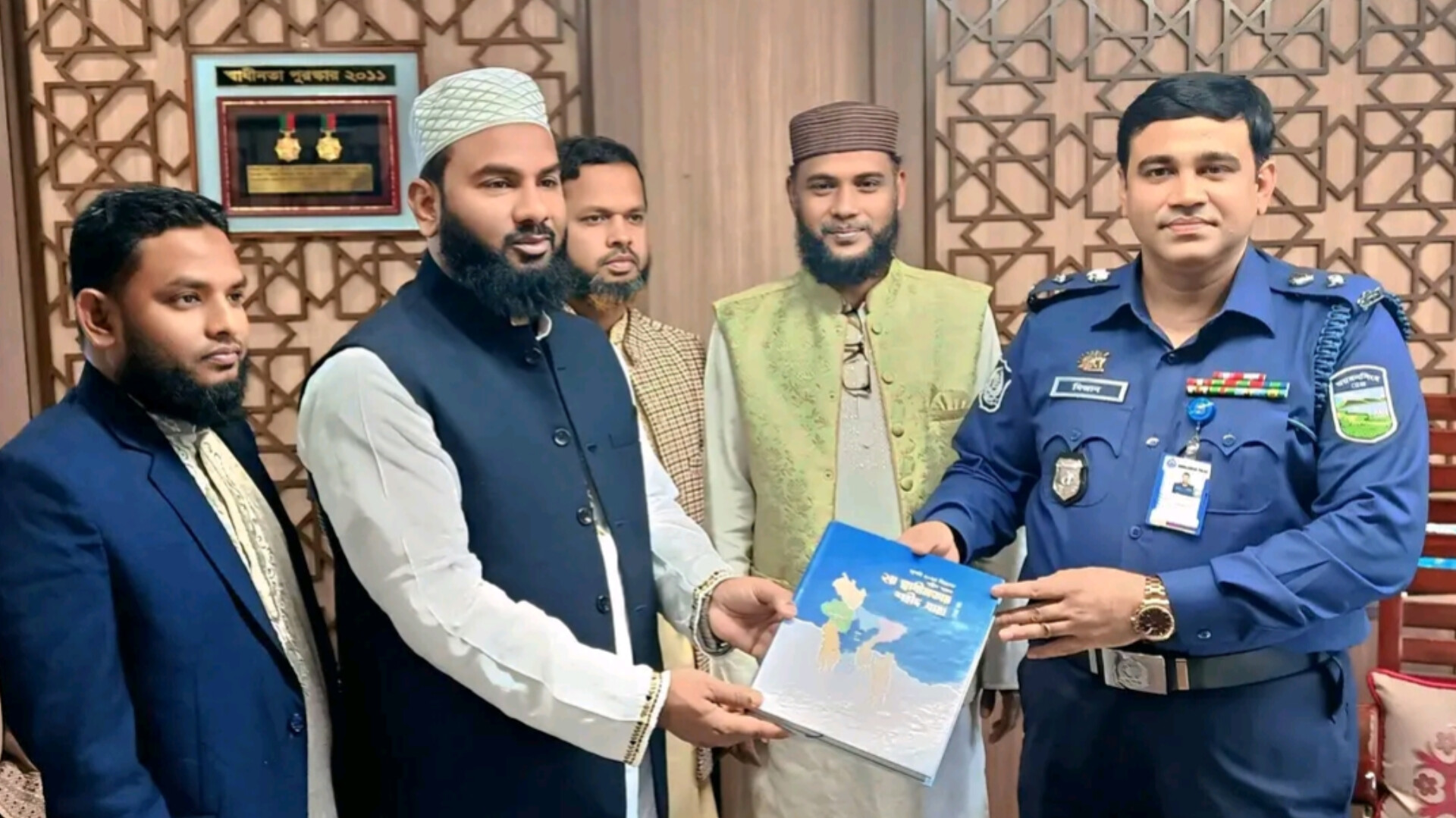 নির্বাচন পূর্ব সৌজন্য সাক্ষাৎ: পুলিশ সুপারের হাতে ‘শহীদ স্মারক গ্রন্থ’ তুলে দিলেন জামায়াত প্রার্থী