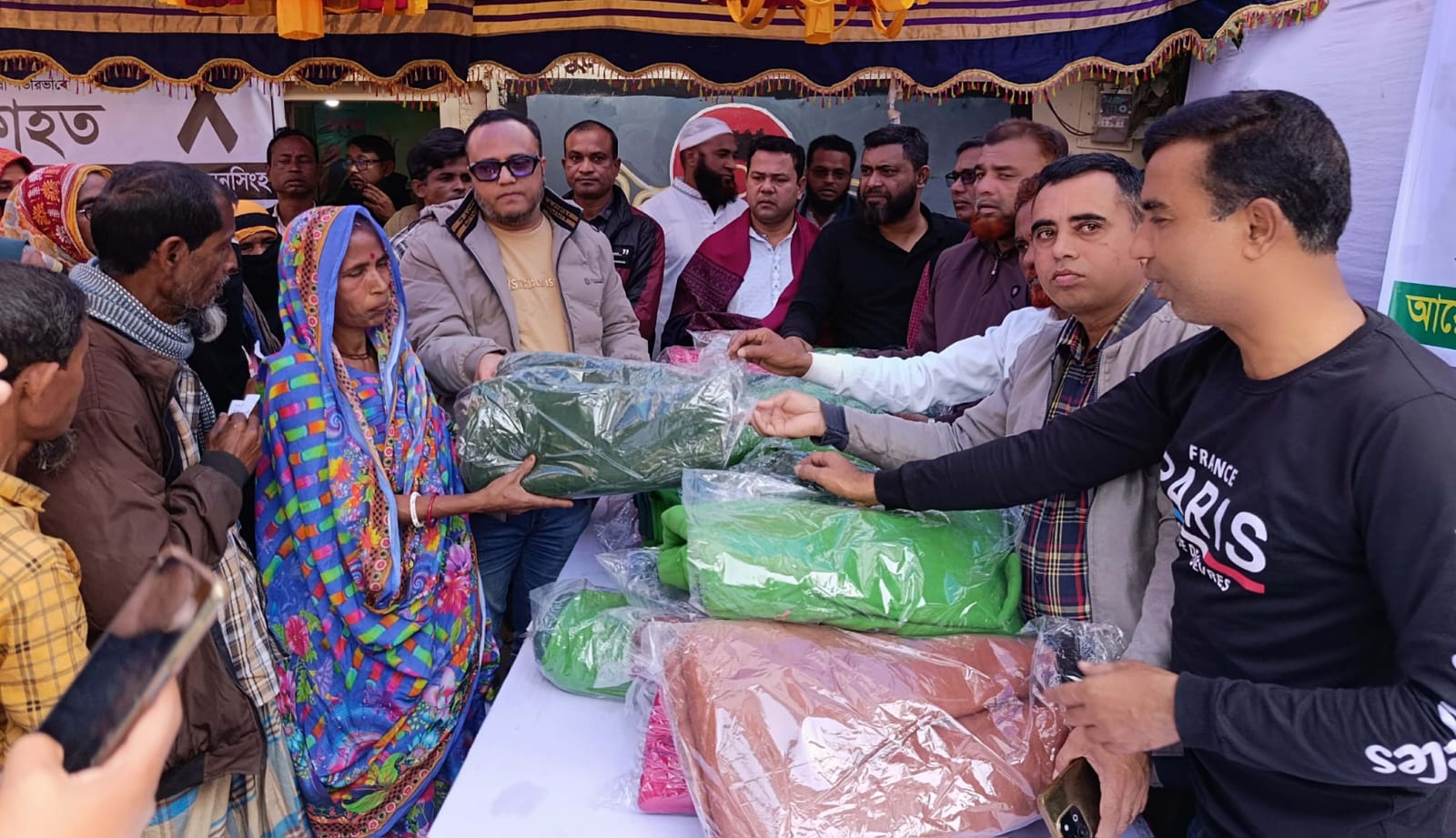 ঈশ্বরগঞ্জে দুই শতাধিক শীতার্ত মানুষ পেল বিনামূল্যে কম্বল