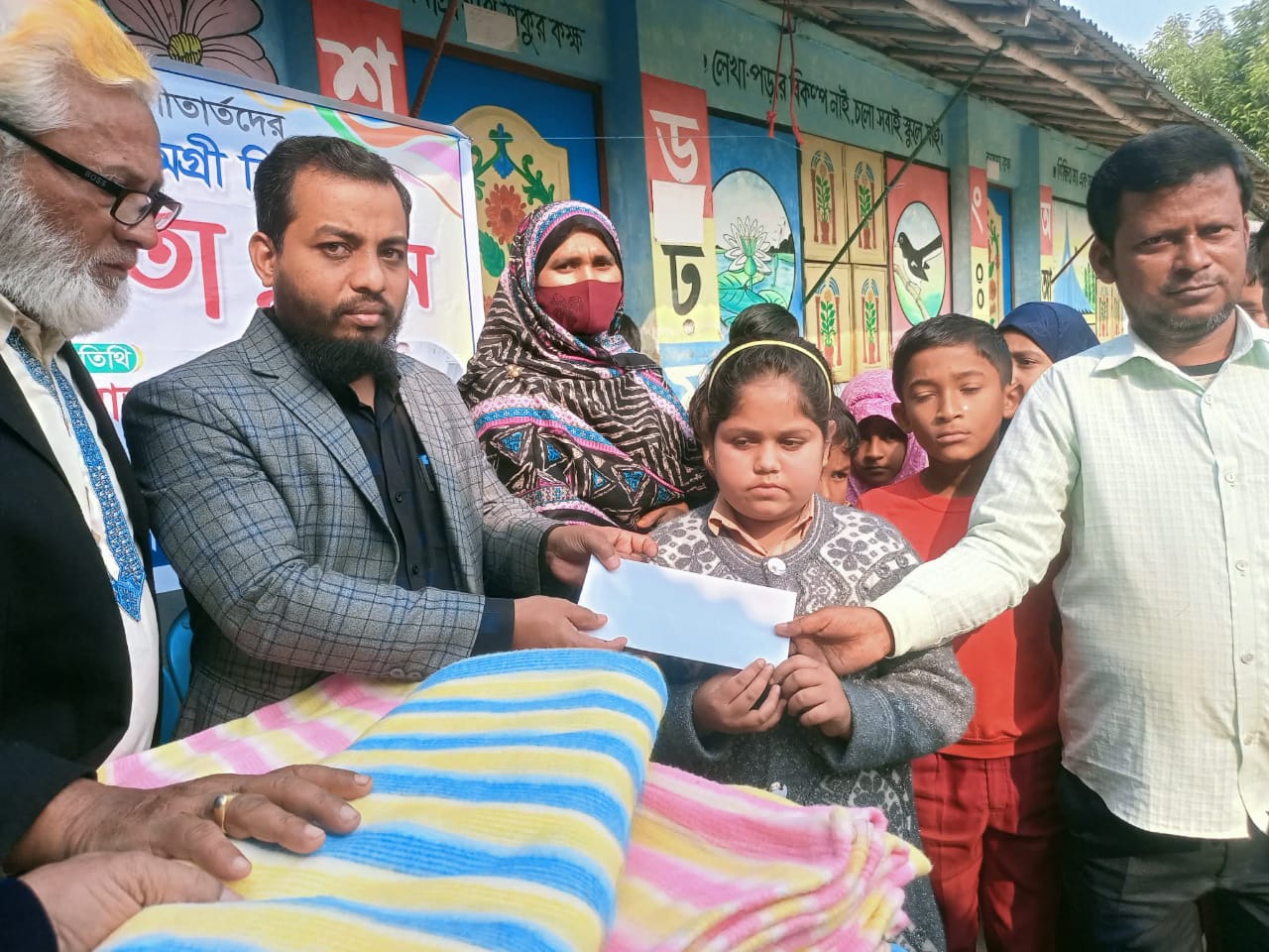 লালপুরে ইত্তেহাদের উদ্যোগে কম্বল ও শিক্ষা সহায়তা প্রদান