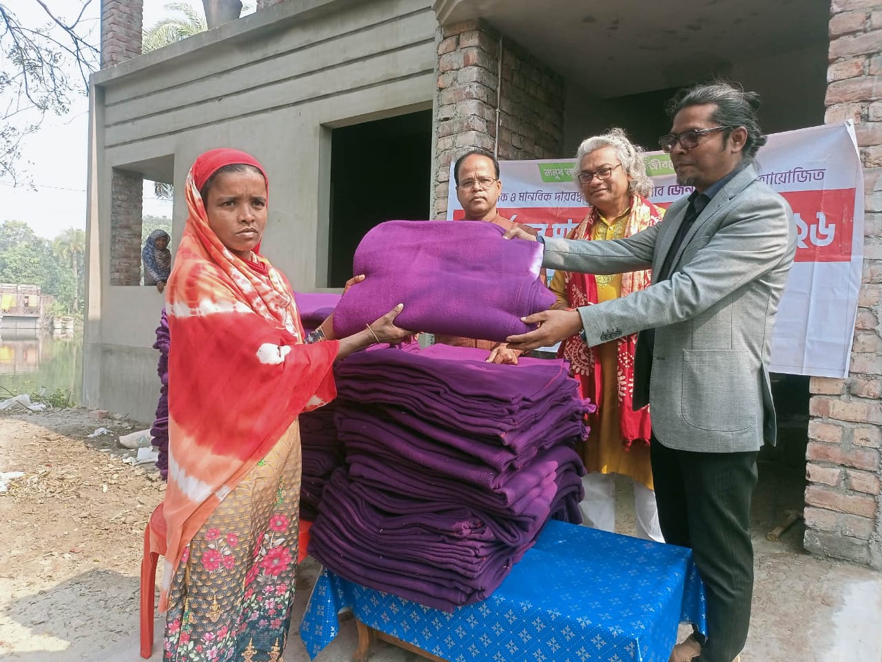 লালপুরে শীতার্ত মানুষের পাশে ‘জেনারেশন ৯৪’