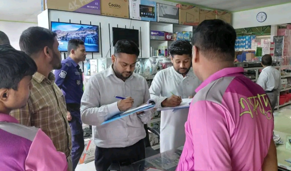 পাবলিক সেজে এসিল্যান্ডের অভিযান: তিন দোকানিকে জরিমানা