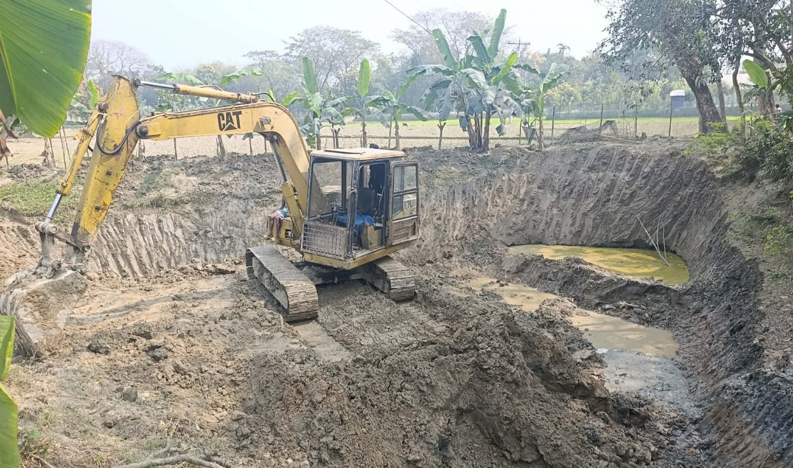সীমানা ঘেঁষে গভীর পুকুর খনন, ধসে পড়বে শতবর্ষী কবরস্থান