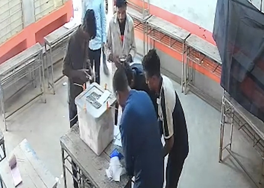 ময়মনসিংহের ভালুকায় শেষ মুহূর্তে ‘জাল ভোটের’ অভিযোগ, ভাইরাল সিসিটিভি ফুটেজ