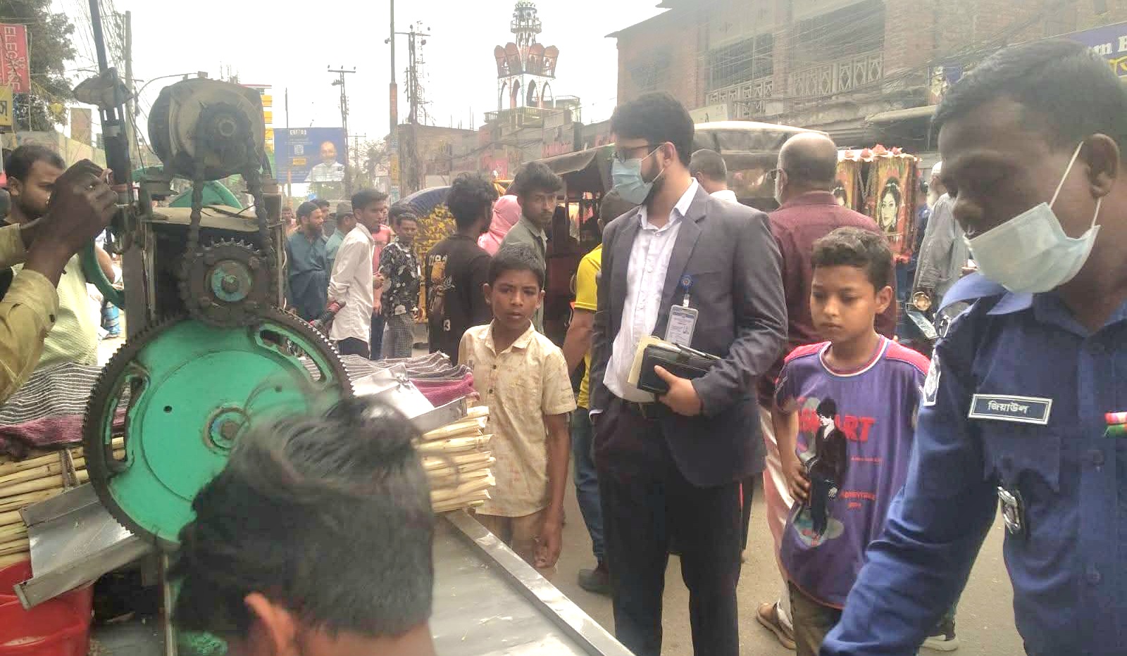 ফুটপাথ দখলে দুই প্রতিষ্ঠানকে জরিমানা, উচ্ছেদ হকার