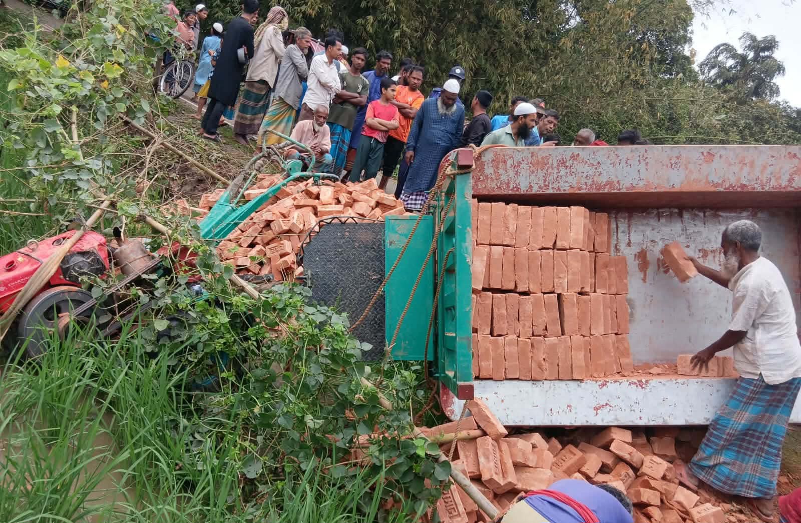 নেত্রকোনার পূর্বধলায় ট্রলির ধাক্কায় নিহত ১, গুরুতর আহত নাতিসহ ২