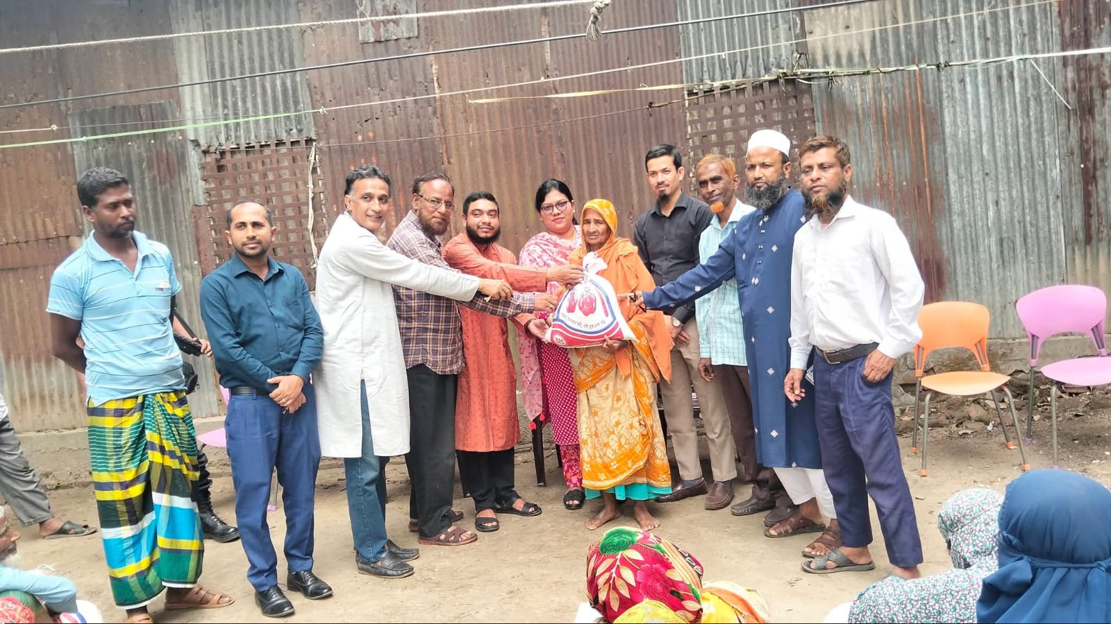 মানবিক মানুষের উপহারে ঈদের আনন্দ ছড়ালো ফুলপুরের ১৫০ অসহায় পরিবারে মাঝে