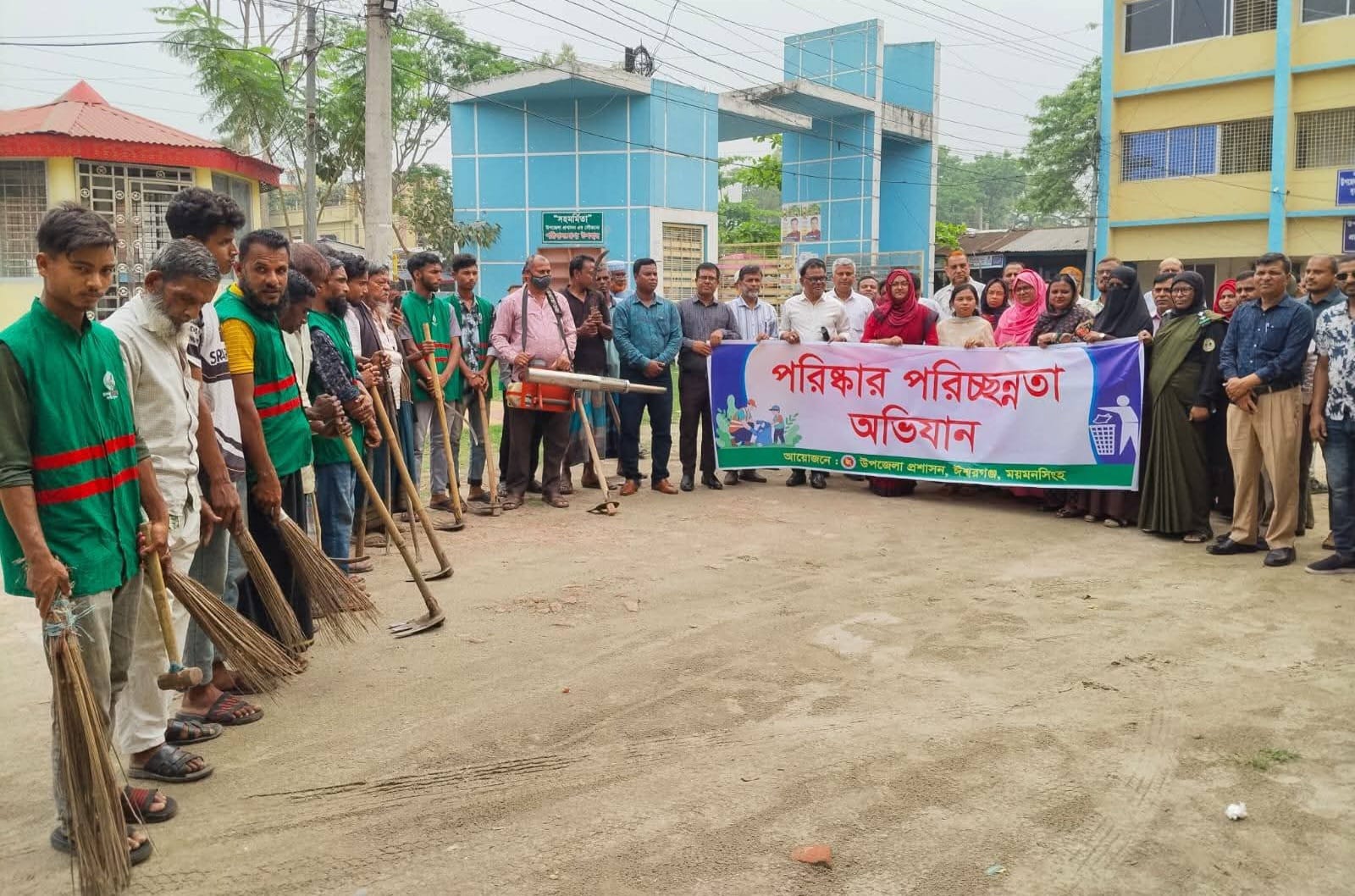 ঈশ্বরগঞ্জে পরিচ্ছন্নতা ও মশকনিধন অভিযান শুরু