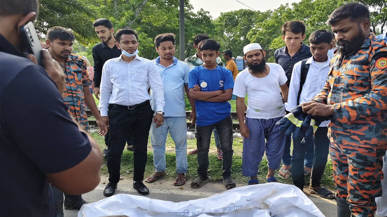 লাইন পার হতে গিয়ে ট্রেনের ধাক্কা, ঘটনাস্থলেই নারীর মৃত্যু