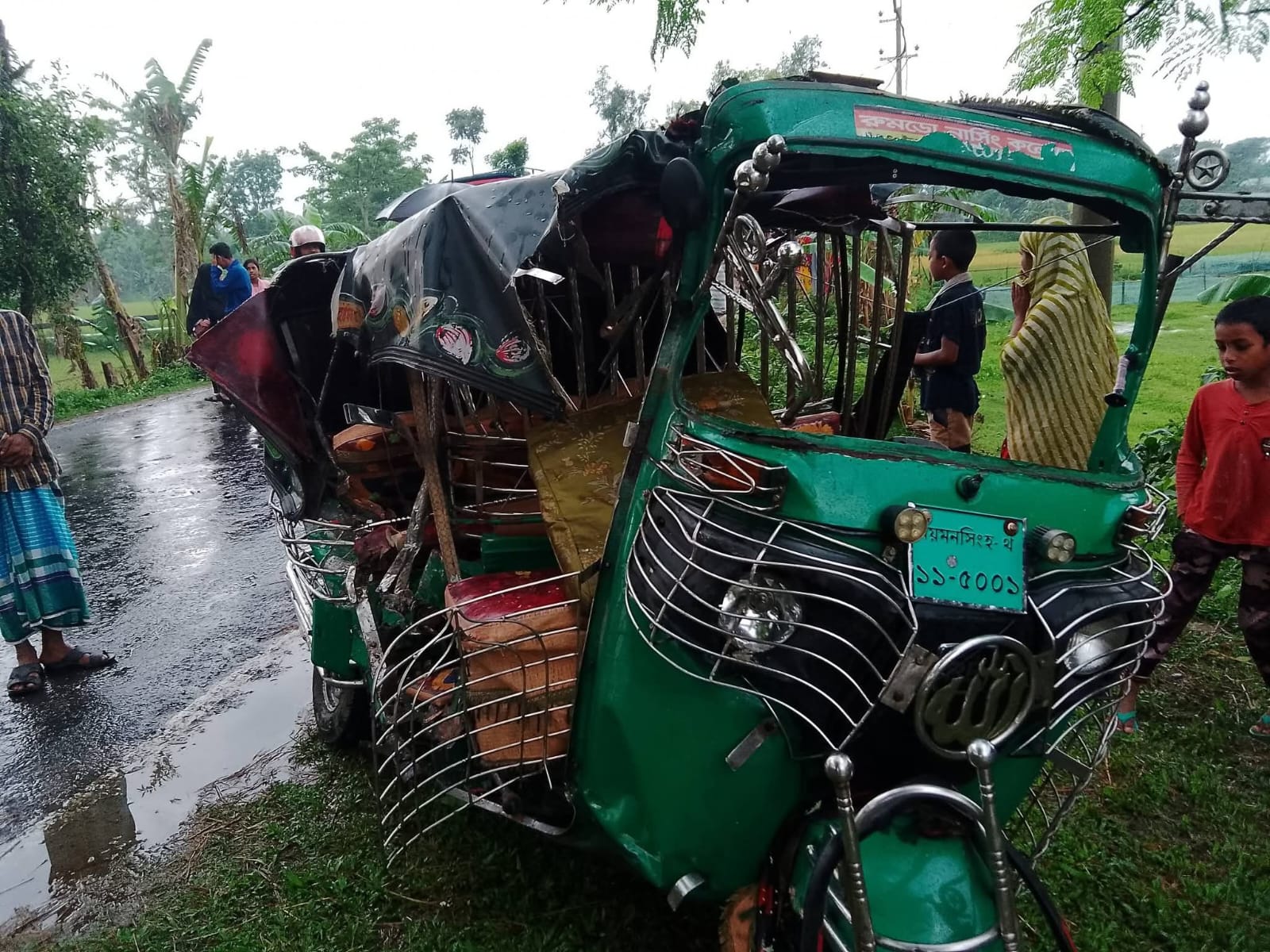 পূর্বধলায় বাস-অটোরিকশার সংঘর্ষে নিহত ২, আহত ২