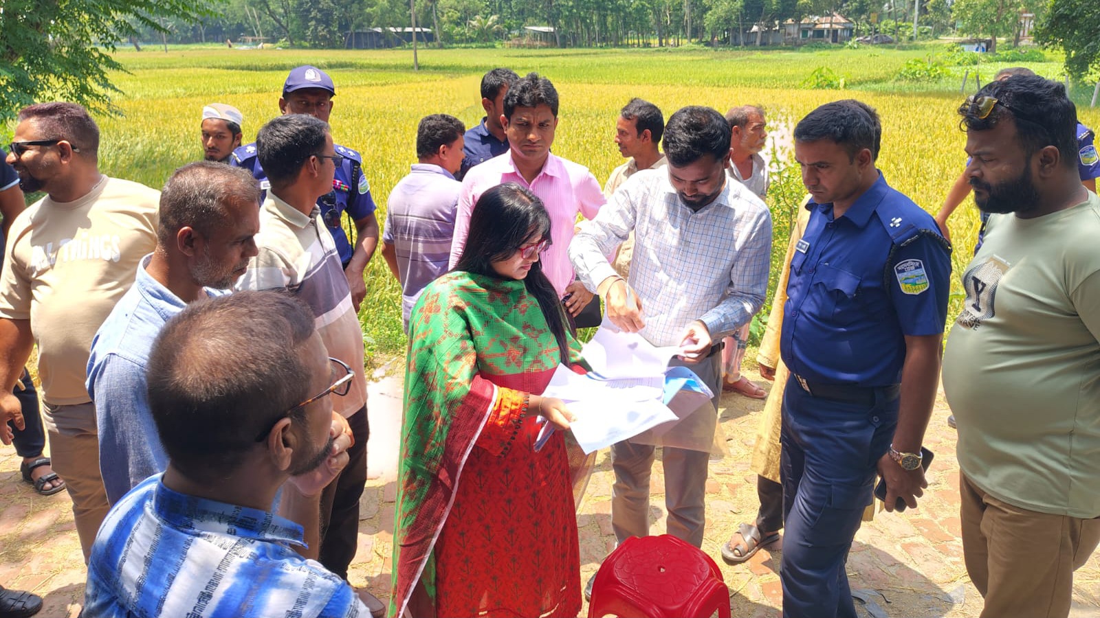 আদালতের রায় কার্যকর: ময়মনসিংহে জমি উদ্ধার করে দখল বুঝিয়ে দিল: এসিল্যান্ড